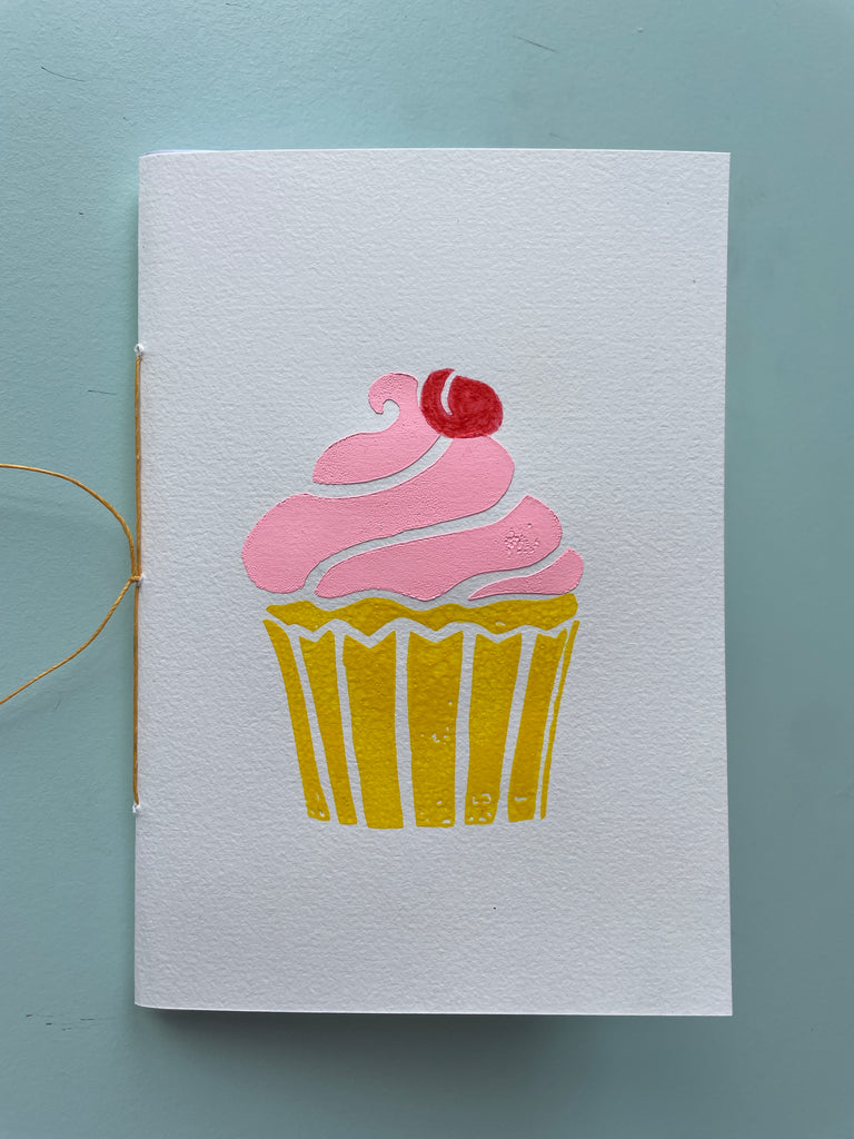 Håndsyet notesbog m. cup cake-tryk, lyserød glasur