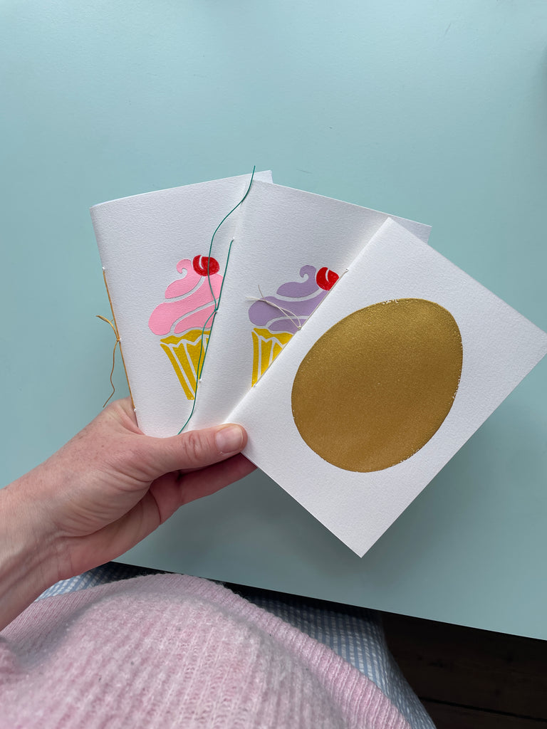 Håndsyet notesbog m. cup cake-tryk, lilla glasur